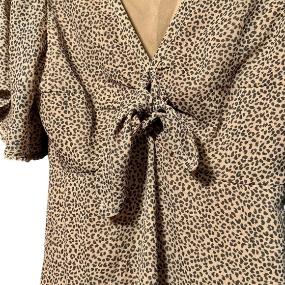 ABERCROMBIE & FITCH Leopard Print Flutter Sleeve Tie Front V-neck Blouse Small - Picture 3 of 8